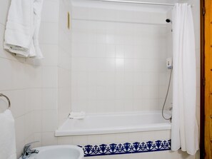 Baignoire, sèche-cheveux, serviettes fournies