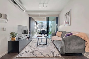 Smart TV, Netflix, books, streaming services