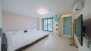 A bedroom with a large bed, a window, and a wardrobe. - My Kids Pool Villa (Taean)