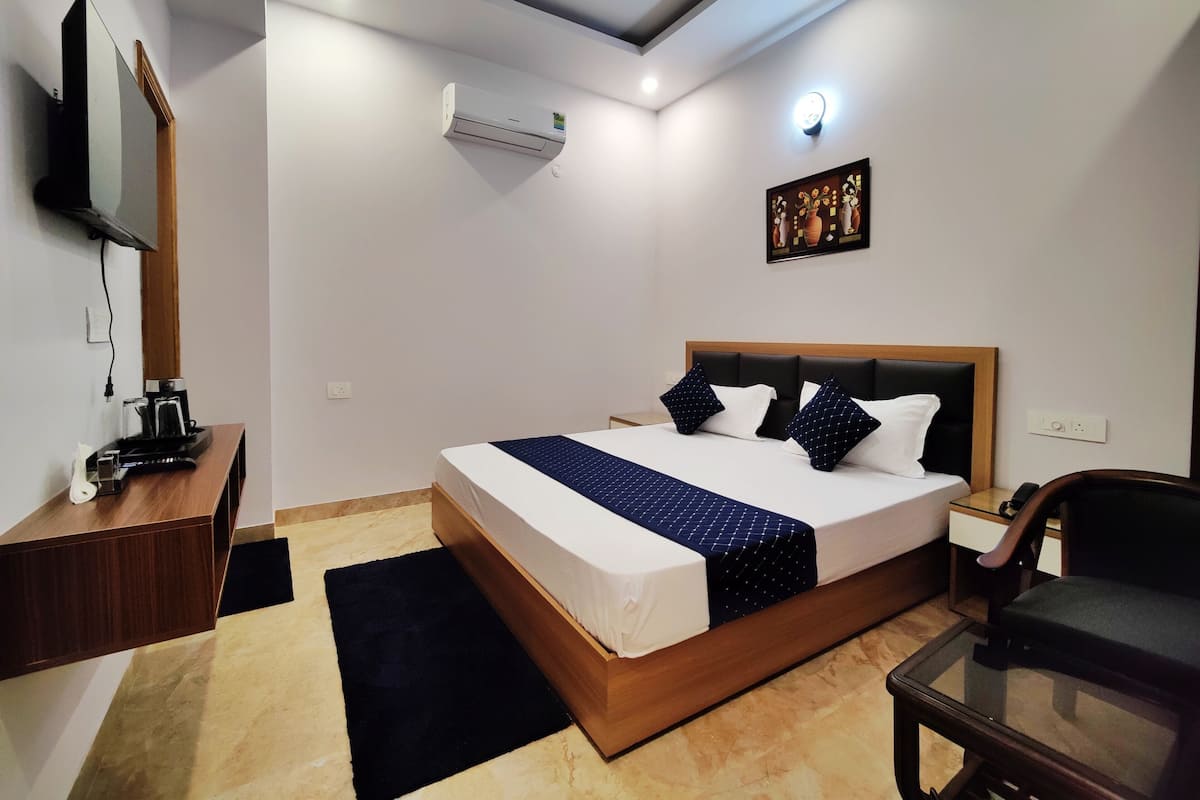 Premium Double Room | Premium bedding, iron/ironing board, free WiFi, bed sheets