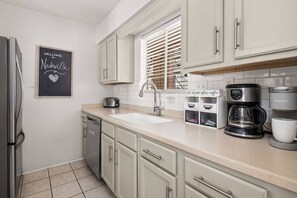 Geladeira, micro-ondas, lava-louças, cafeteira/chaleira