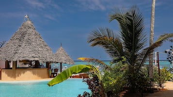 Piscine extérieure, parasols de plage, chaises longues