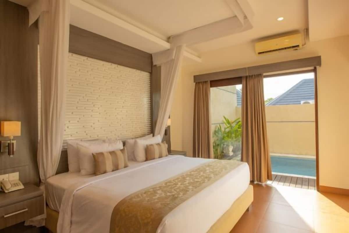 Caja de seguridad en la habitación y tabla de planchar con plancha