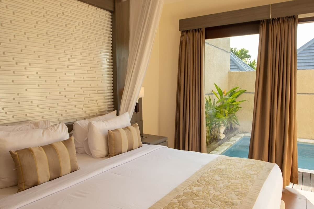 Caja de seguridad en la habitación y tabla de planchar con plancha