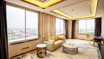 ห้องเอ็กเซกคิวทีฟ, วิวเมือง | บริเวณนั่งเล่น | ทีวี 40 นิ้ว พร้อมช่องเคเบิล