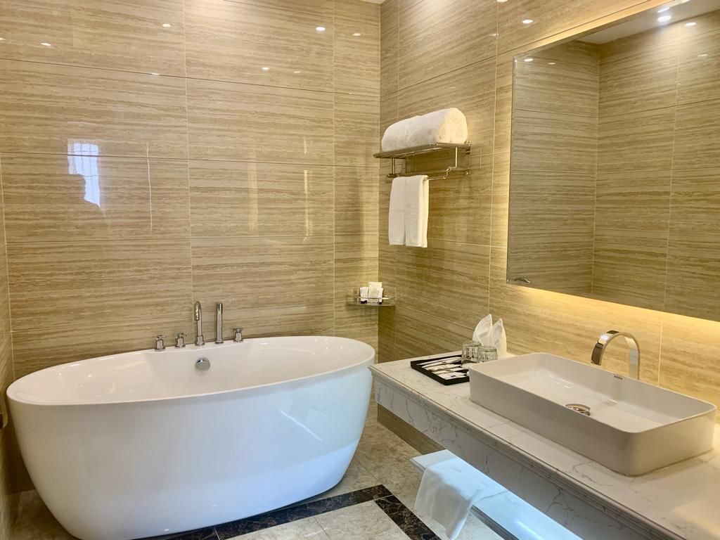 shower, rainfall showerhead, free toiletries, hair dryer