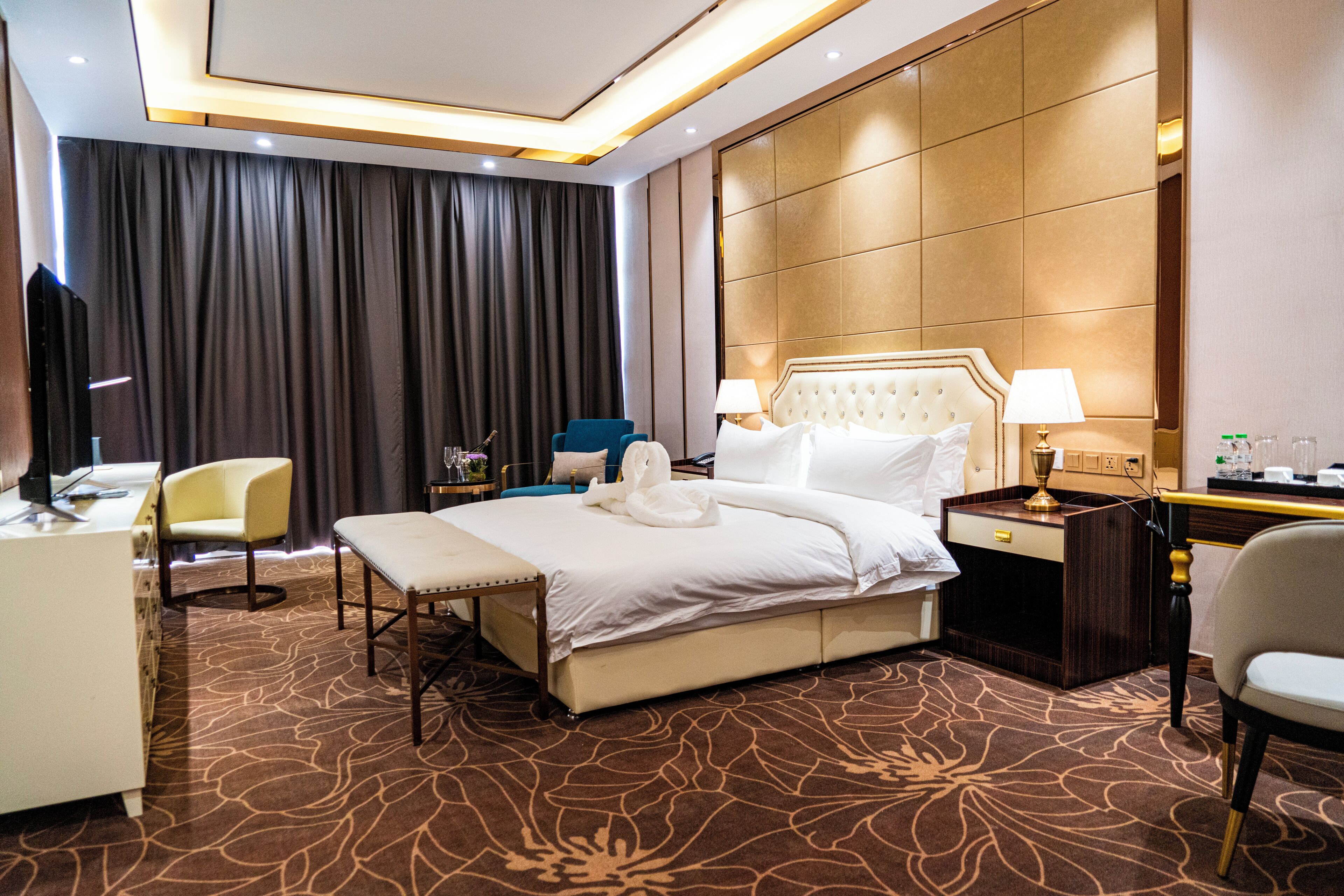 deluxe king river view | 1 bedroom, premium bedding, minibar, in-room safe