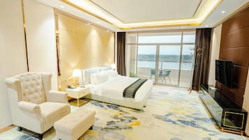 Executive Suite River View | Premium bedding, minibar, in-room safe, desk