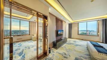 Executive Suite City View | Premium bedding, minibar, in-room safe, desk