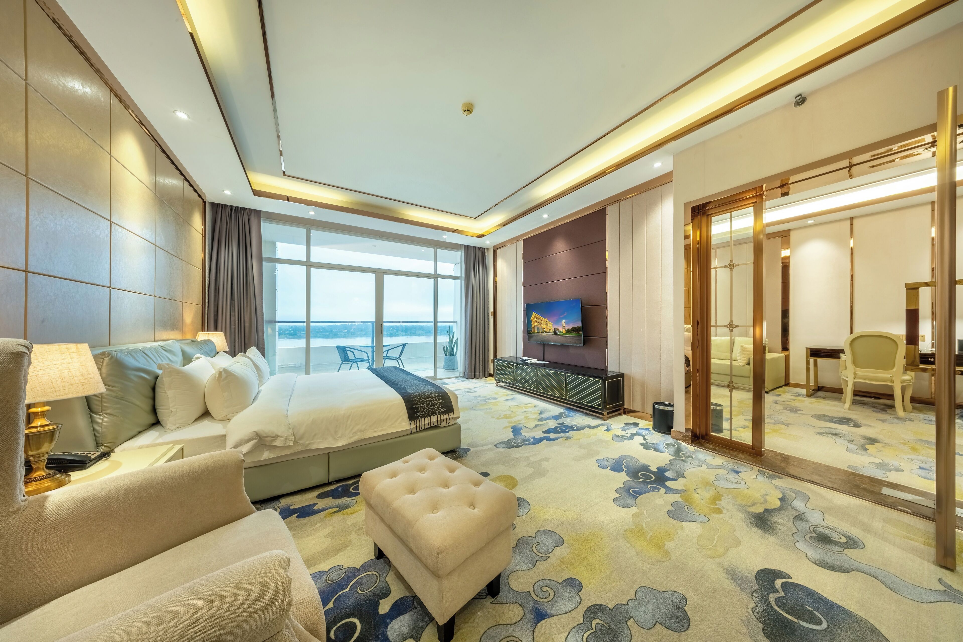 Executive Suite River View | Premium bedding, minibar, in-room safe, desk