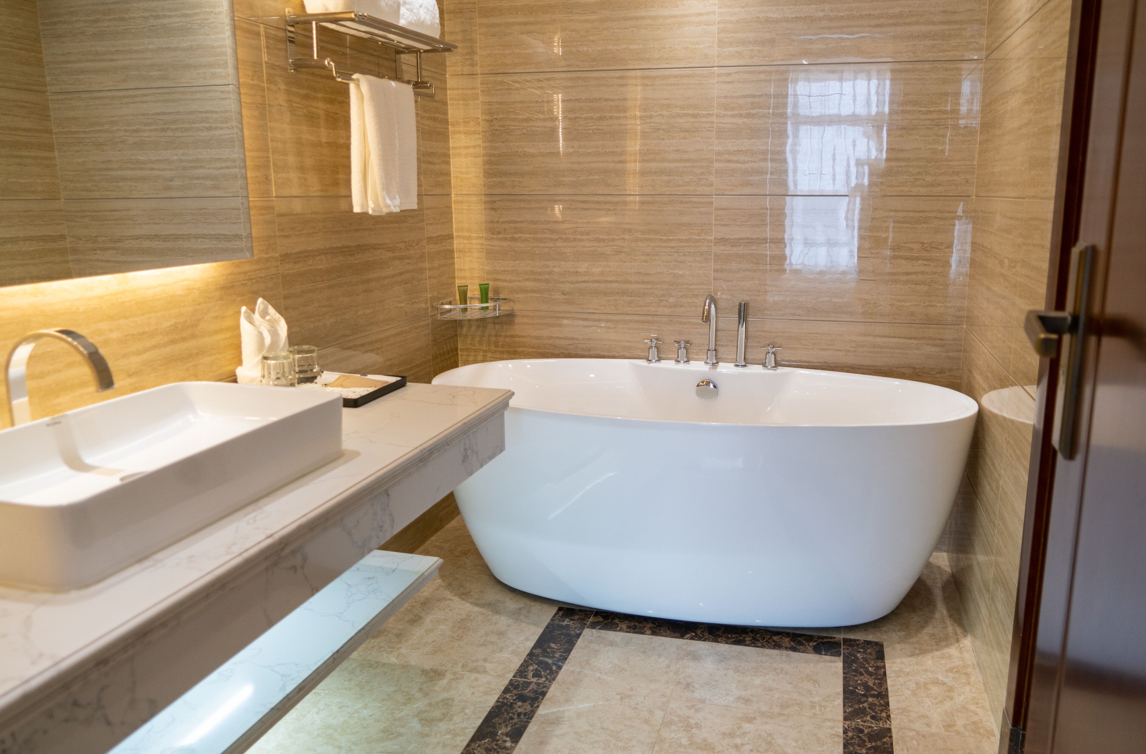 shower, rainfall showerhead, free toiletries, hair dryer