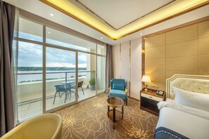 Habitación Deluxe, 1 cama King size, vista al río | Ropa de cama de alta calidad y minibar 