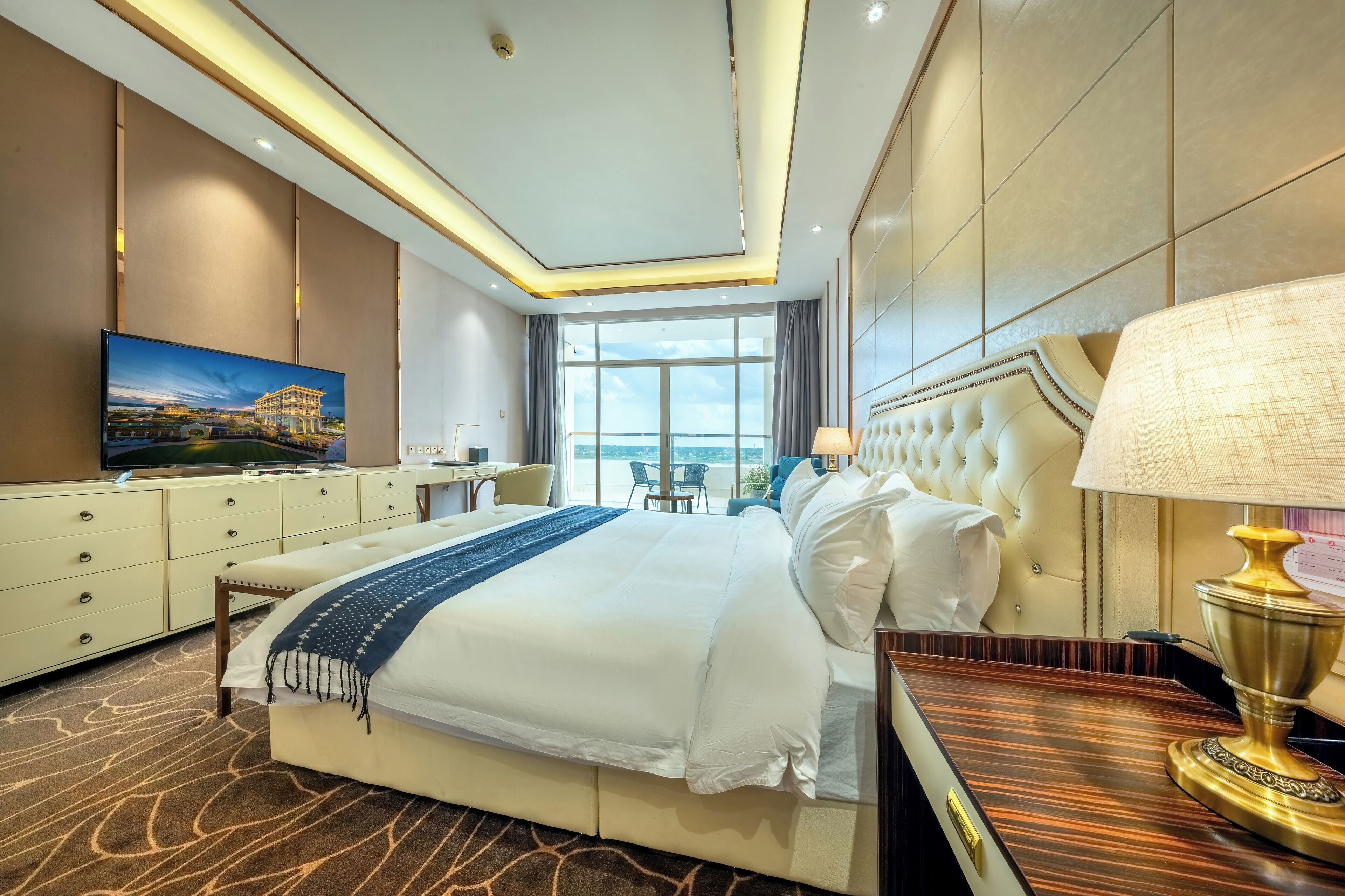 Deluxe King River View | Premium bedding, minibar, in-room safe, desk