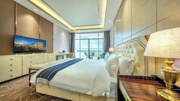 Deluxe King River View | Premium bedding, minibar, in-room safe, desk