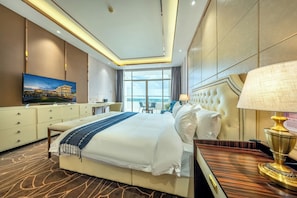 Deluxe King River View | Premium bedding, minibar, in-room safe, desk