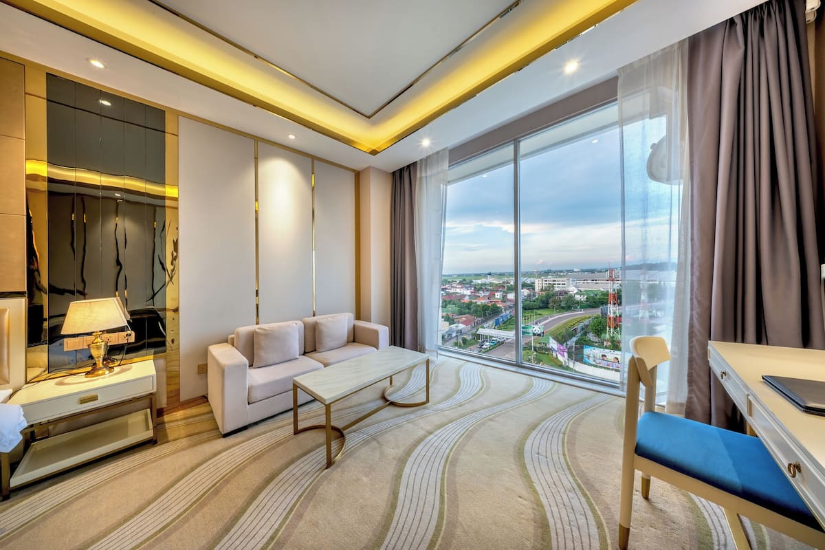 Deluxe Twin City View | Premium bedding, minibar, in-room safe, desk