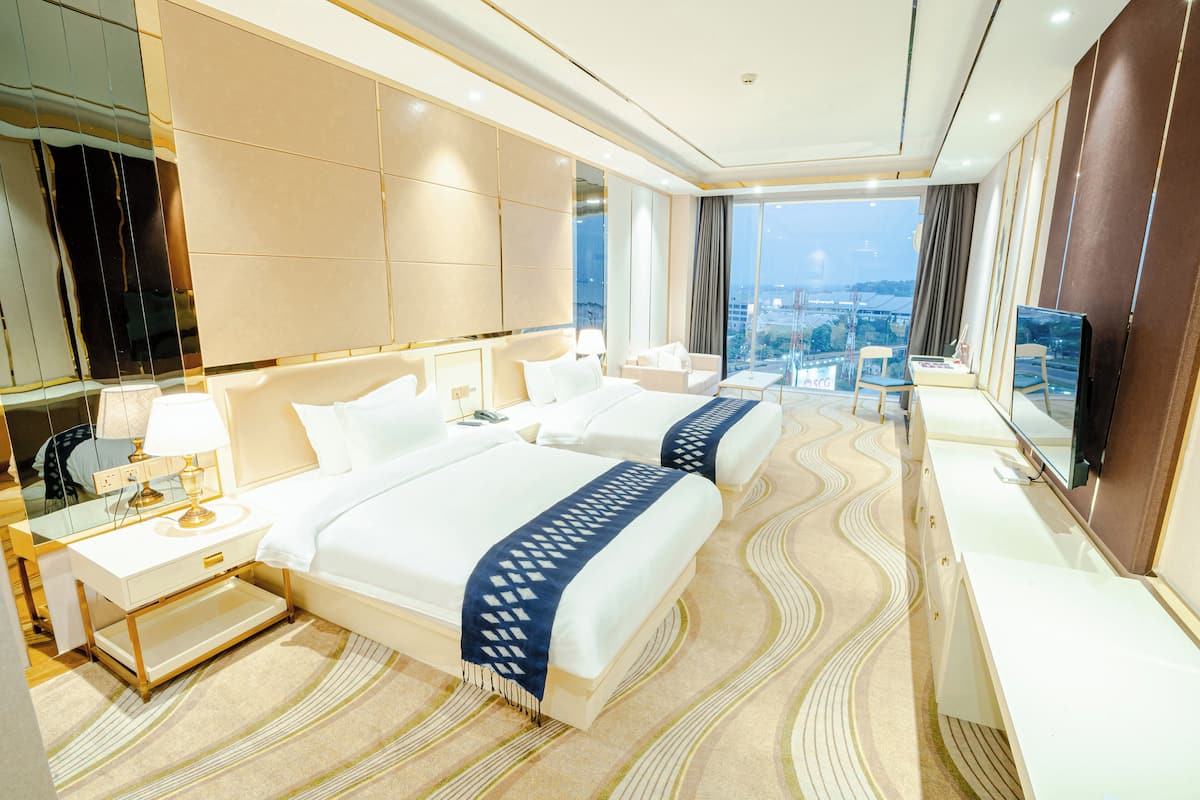 Deluxe-Zweibettzimmer, Stadtblick | Hochwertige Bettwaren, Minibar, Zimmersafe, Schreibtisch