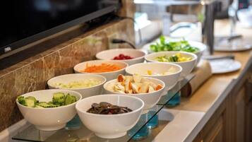 朝食 (ビュッフェ)、毎日提供 (無料)