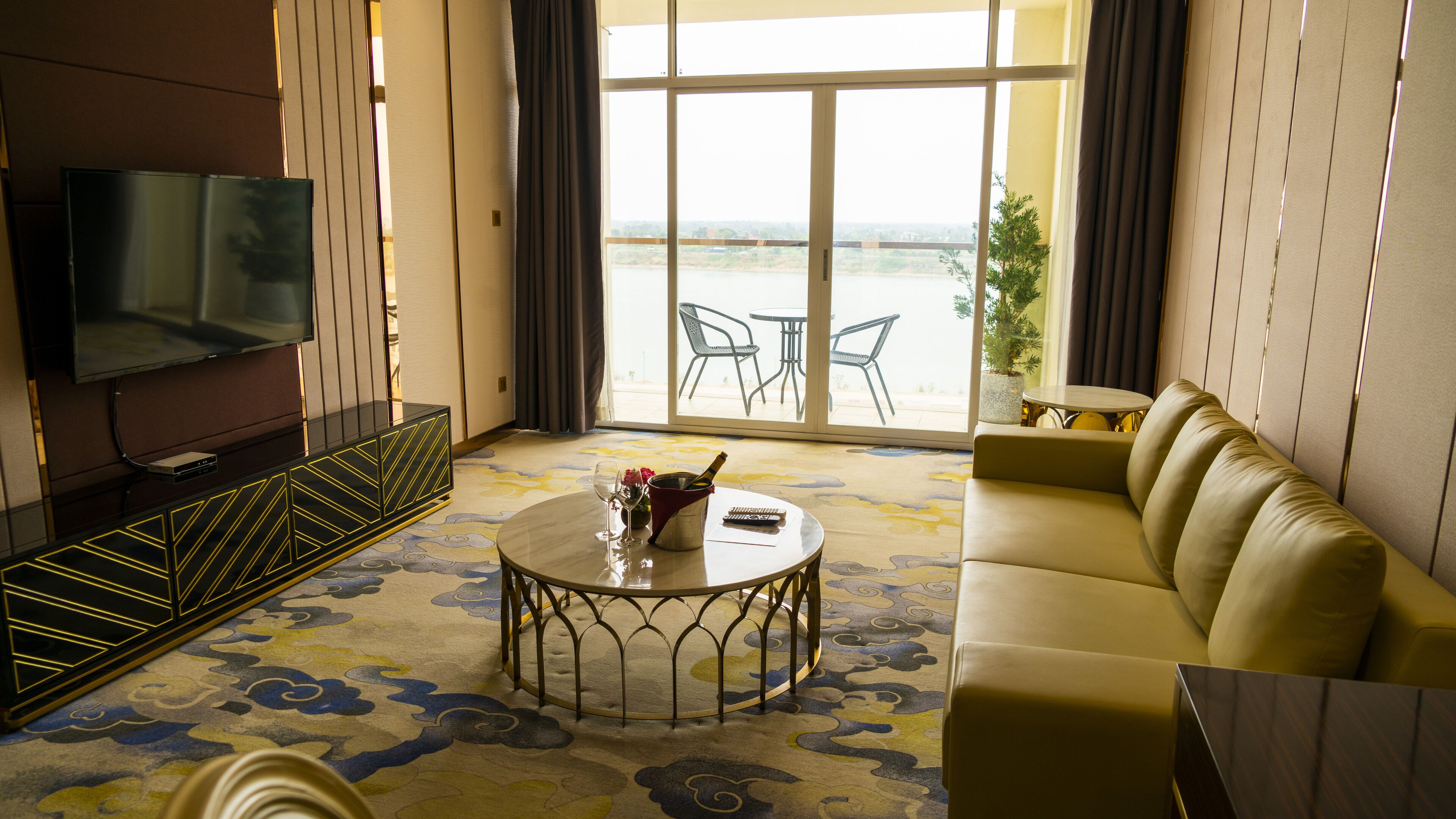 executive suite river view | 1 bedroom, premium bedding, minibar, in-room safe