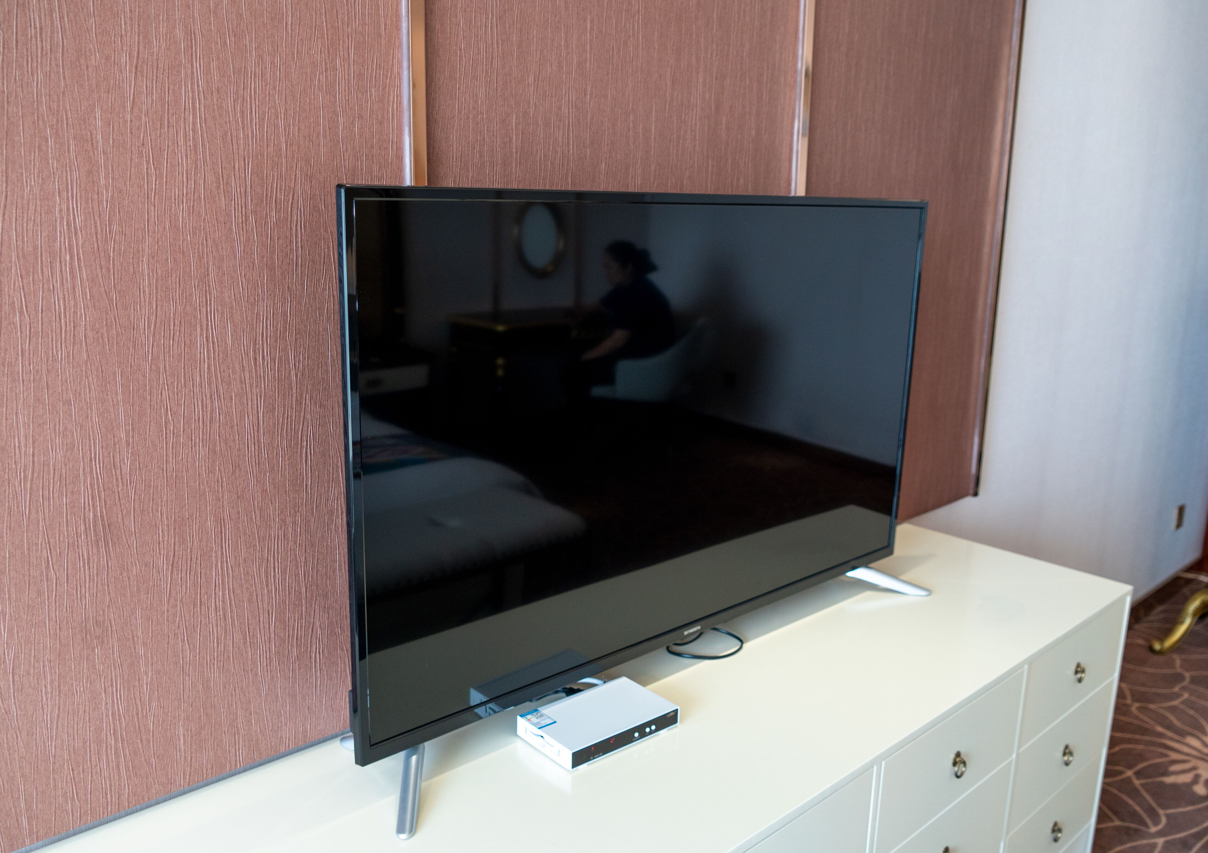 deluxe king river view | television