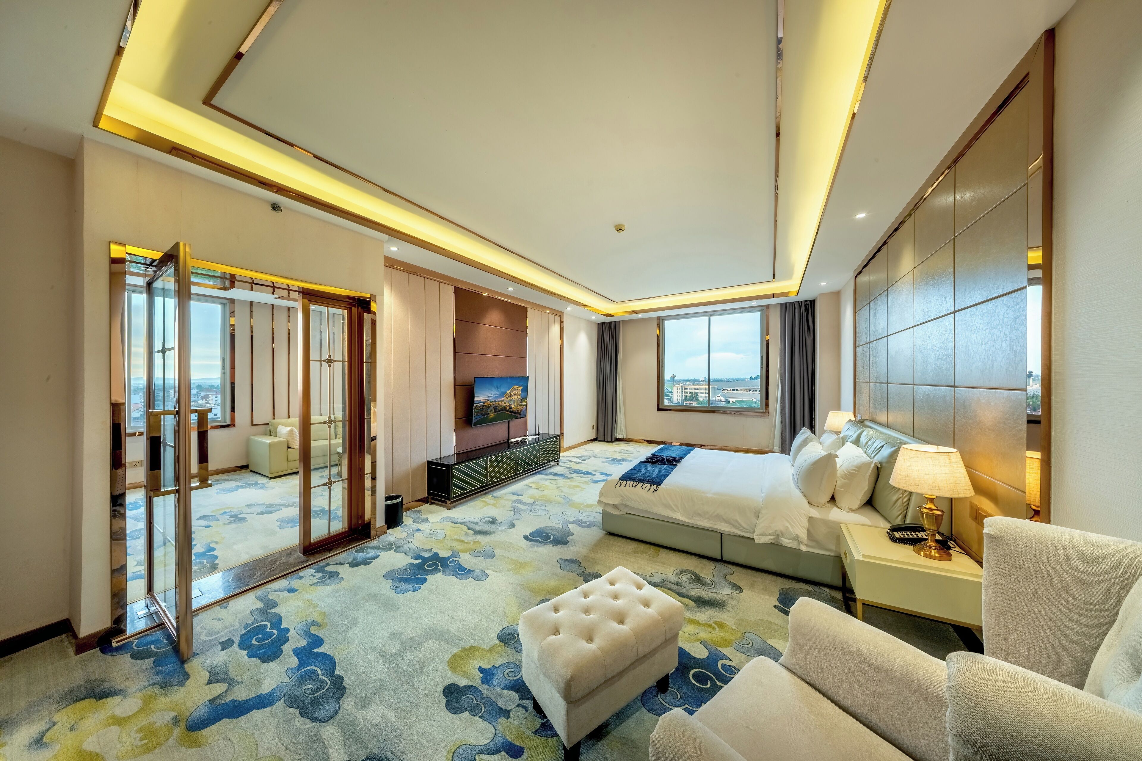 Executive Suite City View | Premium bedding, minibar, in-room safe, desk