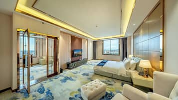 Executive Suite City View | Premium bedding, minibar, in-room safe, desk