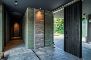 Ropa de cama de alta calidad, cubrecamas y minibar 