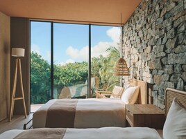 Ropa de cama de alta calidad, cubrecamas y minibar 