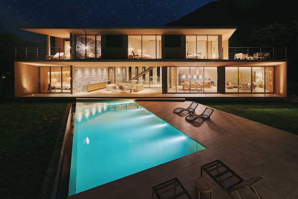 Ropa de cama de alta calidad, cubrecamas y minibar