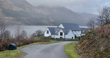 Hunters Lodge, 5 Corries Stunning Loch side property
