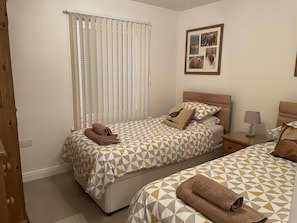 2 bedrooms, iron/ironing board, free WiFi, bed sheets - Hunters Lodge is a 2 bedroom ground floor apartment with stunning loch views. (Spean Bridge)