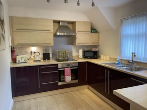 Fridge, microwave, oven, high chair - 2 bedroom first floor apartment in Invergarry (Invergarry)