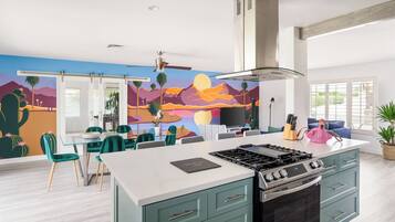 Geladeira, micro-ondas, fogão, cooktop