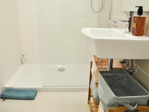 Bathtub, hair dryer, towels
