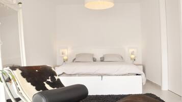 3 slaapkamers, een strijkplank/strijkijzer, internet, beddengoed