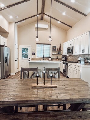 Fridge, microwave, oven, stovetop - Updated Cabin with POOL and SPA 5 minutes from Sequoias National Park (Three Rivers)