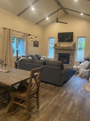 Smart-tv, een open haard, boeken en een stereo