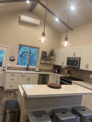 Fridge, microwave, oven, stovetop - Updated Cabin with POOL and SPA 5 minutes from Sequoias National Park (Three Rivers)