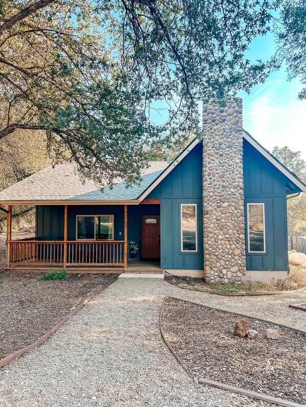 Updated Cabin with POOL 5 minutes from Sequoias National Park Three