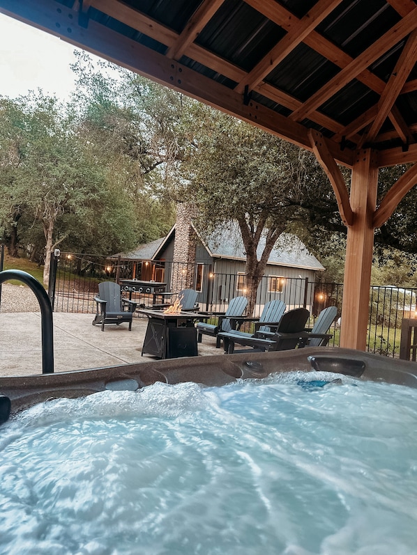 Terrace/patio - Updated Cabin with POOL and SPA 5 minutes from Sequoias National Park (Three Rivers)