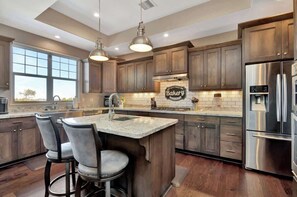 Réfrigérateur, four à micro-ondes, un four, surface de cuisson