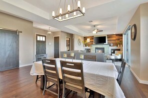 Dining - *luxliving*spacious and stylish home!5Min to town (Prescott)