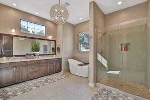 Shower, hair dryer, towels - *luxliving*spacious and stylish home!5Min to town (Prescott)