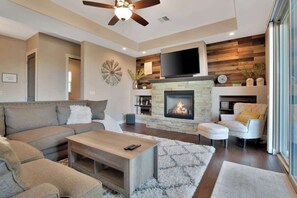 TV, peis, videospill og kontorer