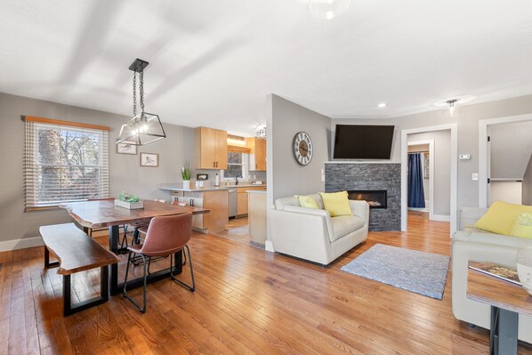 TV - Lake view retreat with seven bedrooms and a scenic deck - pool & tennis access (Lake Junaluska)