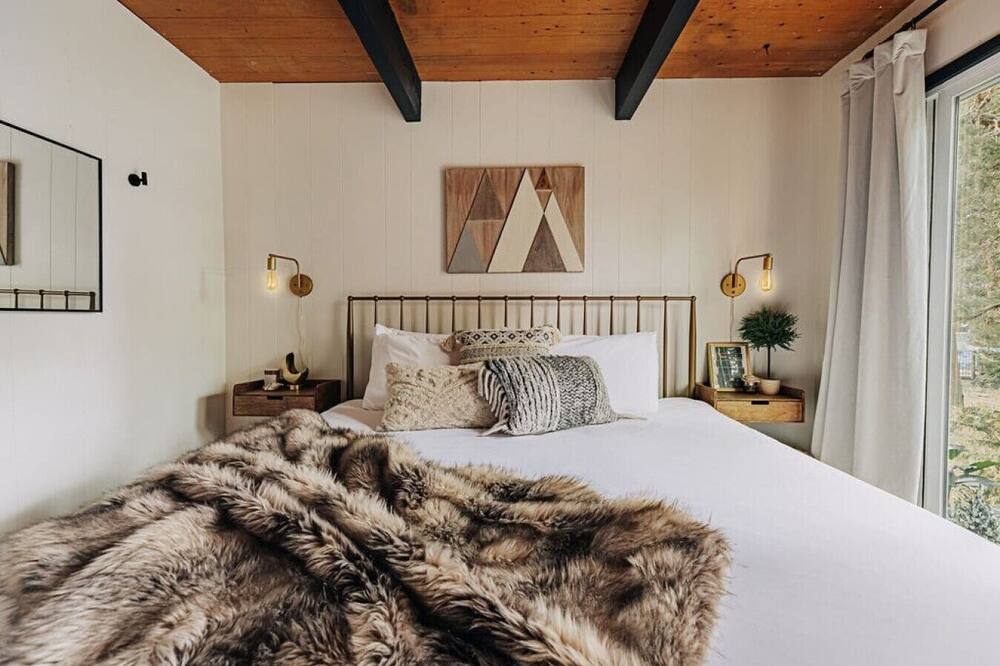 Firefly · WE LOVE DOGS | Hot Tub|EV Charger | LUX CABIN Getaway