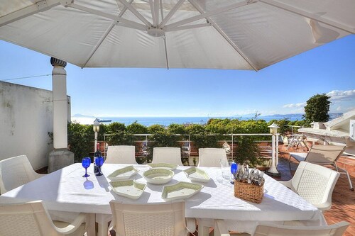 Casa Bellacqua: An elegant and welcoming apartment which faces the sun and the sea, with Free WI-FI.