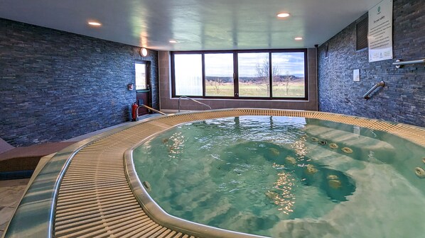 Indoor spa tub