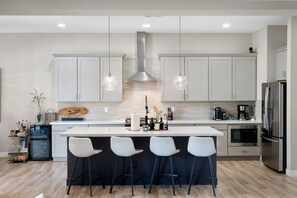 Fridge, microwave, oven, stovetop - Kyla's 34th · PHX Elegancy| Oasis | HeatedPool| Spa (Phoenix)