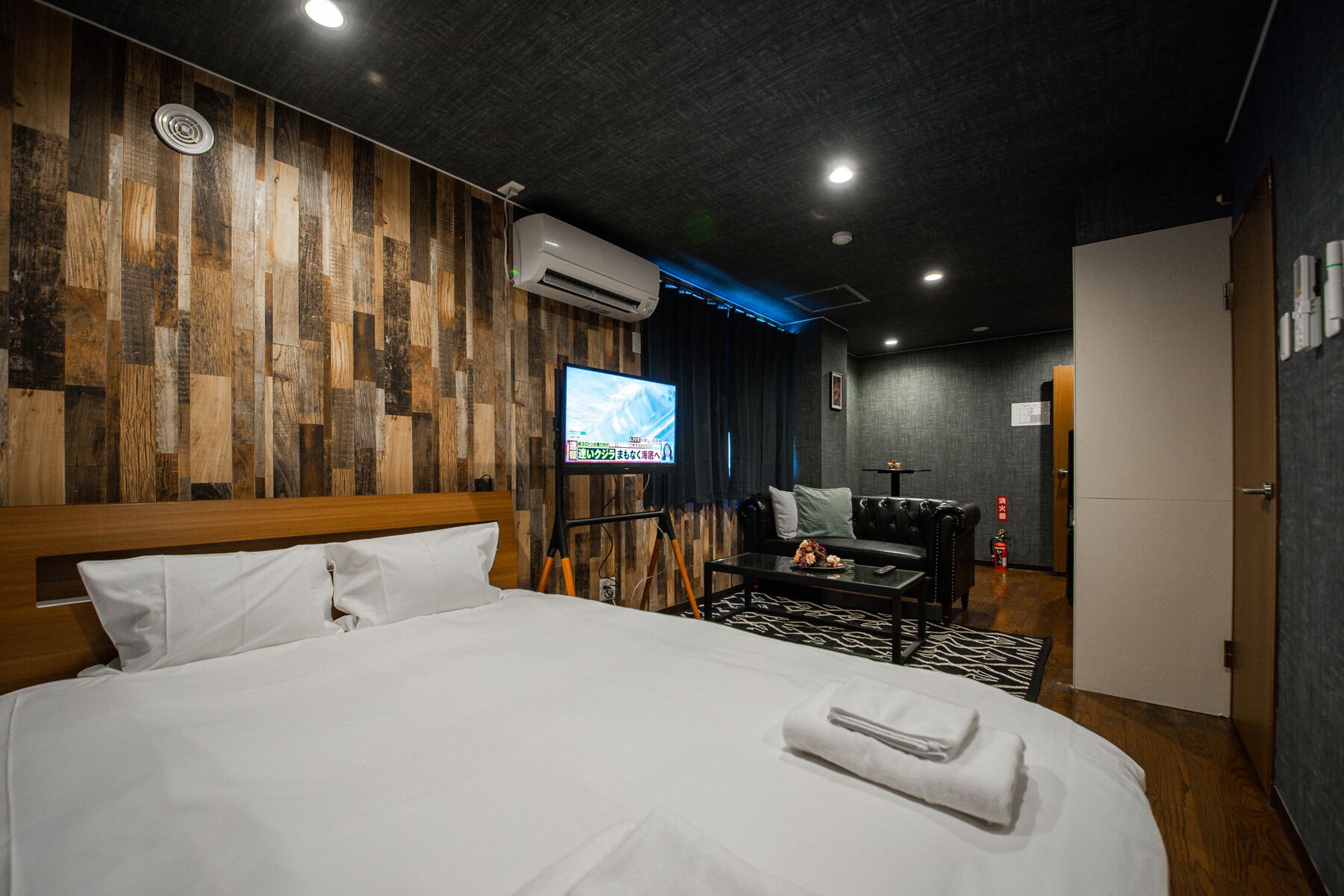 Dobbelt- eller tomannsrom – business | Skrivebord, blendingsgardiner, lydisolert og strykejern/-brett